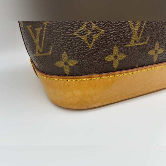Louis Vuitton Alma Monogram HandBag - Picture 4 of 16